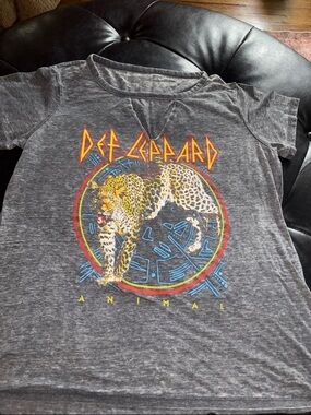 Woman’s s' Def Leopard Graphic Tee - Gray with with distressed look